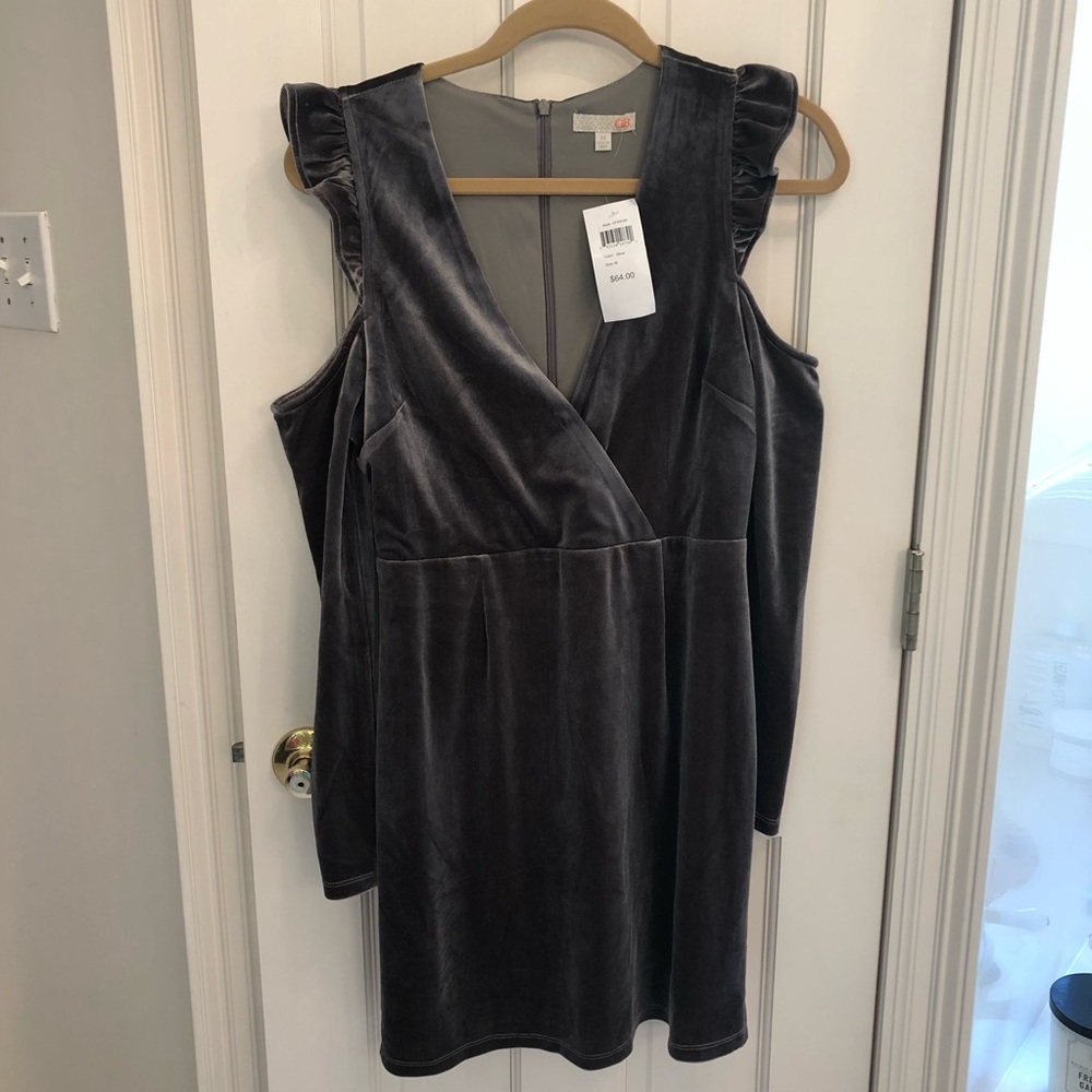 Womens’ Gianni Bini Gray ColdShoulder Velvet Dress